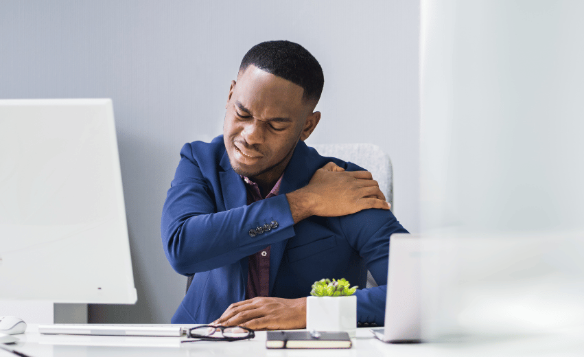 Homem negro com dor no ombro e expressão de dor, mostrando que bancário e auxílio-acidente podem se relacionar.