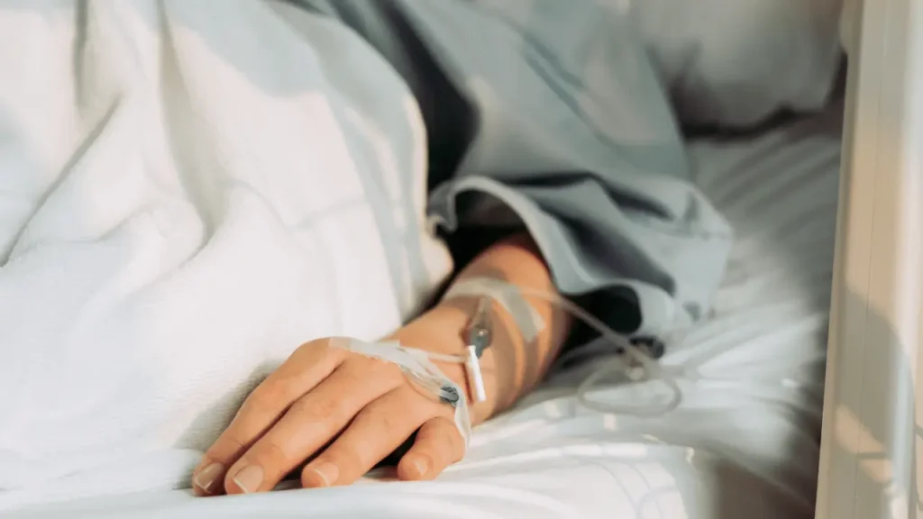 Auxílio-doença comum ou acidentário: qual é o seu caso? Pessoa doente na cama de hospital