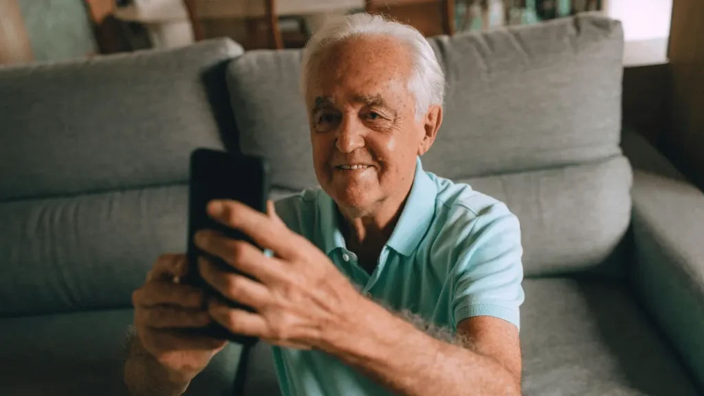 Revisão de aposentadoria: como funciona e quem tem direito Homem idoso sorrindo
