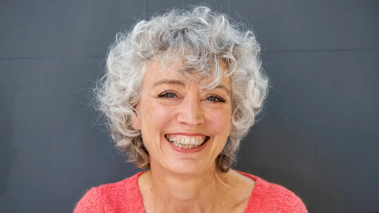 Mulher idosa sorrindo