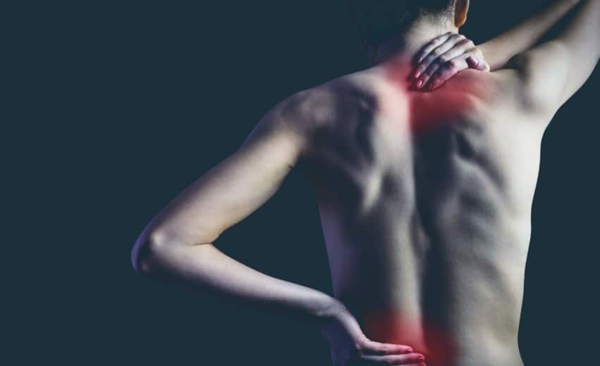 Dores nas costas são um dos sintomas da Espondilite e pode ser observado a partir do laudo médico.