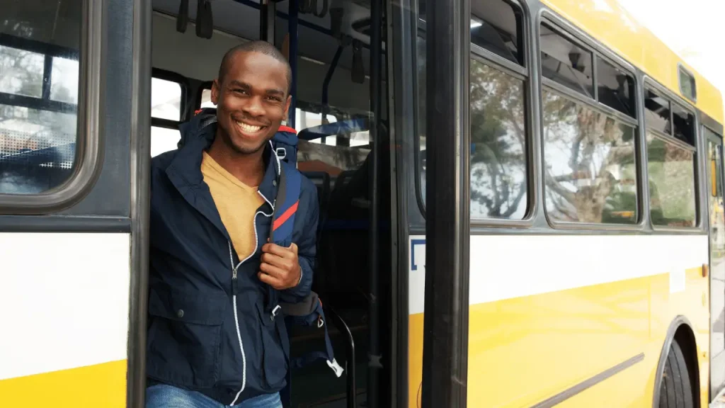 Acidente de Trajeto: É considerado acidente de trabalho? Homem saindo de dentro de ônibus