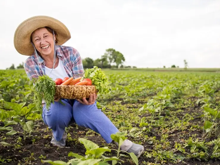 Senhora trabalhadora rural com cenouras