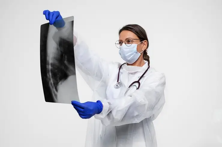 Médica analisando o raio-X