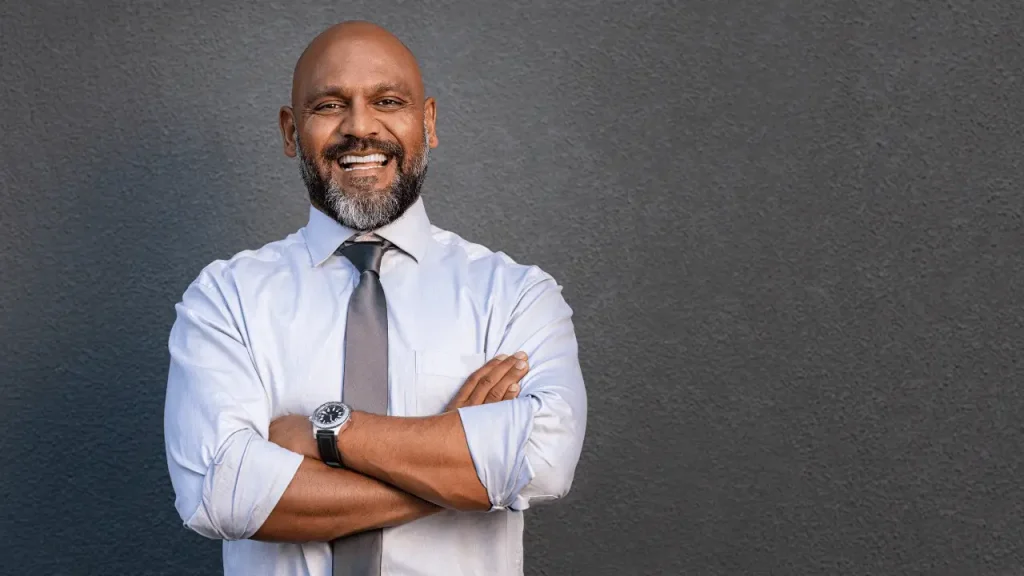 Aposentadoria por idade (2025): regras e quem tem direito Homem negro de meia idade sorrindo