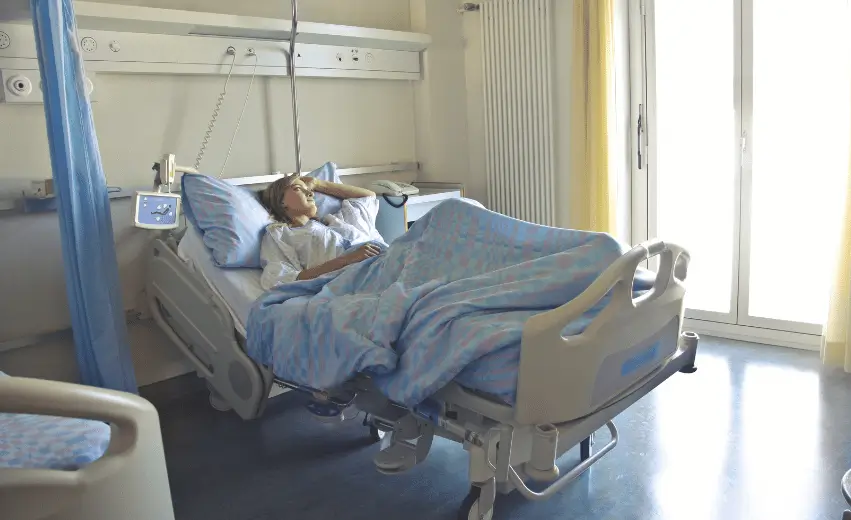 Homem deitado em uma cama hospitalar se perguntando: quais doenças que dão direito ao auxílio-doença.