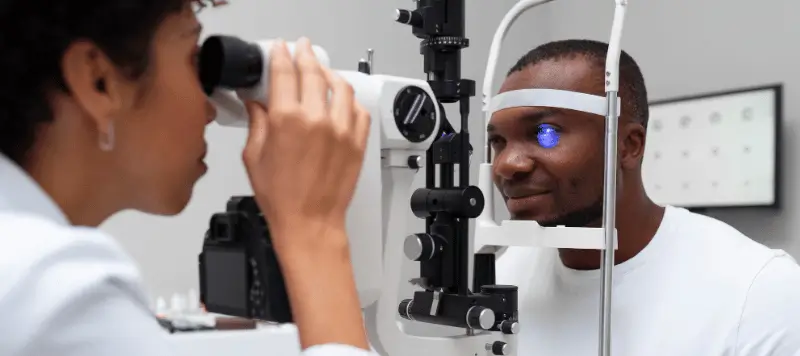 Homem fazendo exame oftalmológico