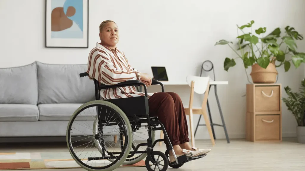 Mulher negra em cadeira de rodas