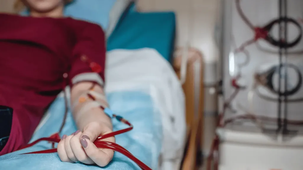 Pessoa fazendo transfusão de sangue