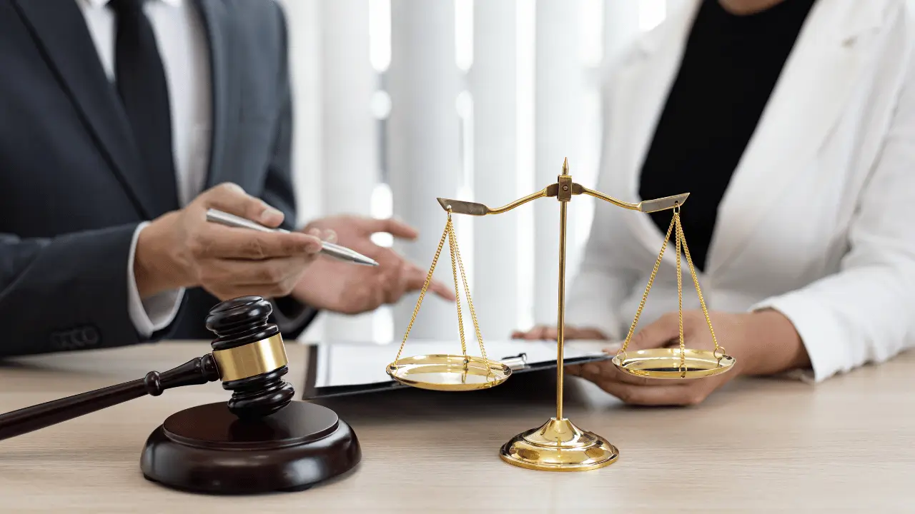 Duas pessoas conversando com um ampulheta do tempo e martelo da justiça