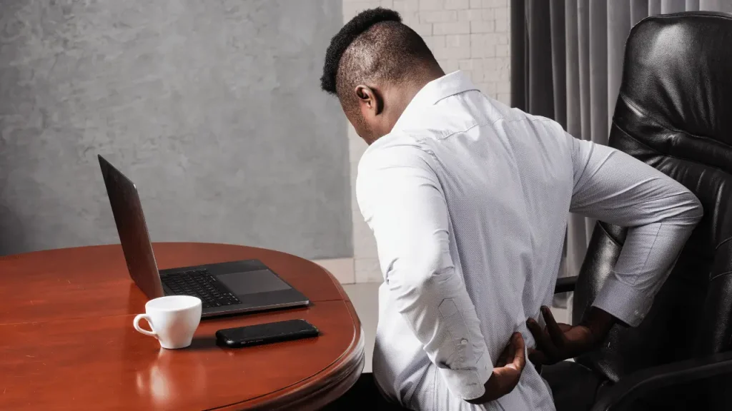 Homem negro com espondilite anquilosante