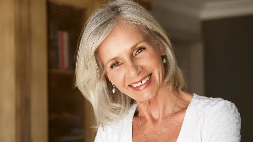 Mulher de 50 anos sorrindo