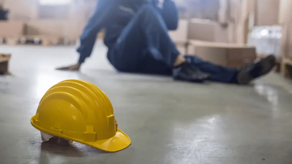 Homem acidentando e capacete em foco