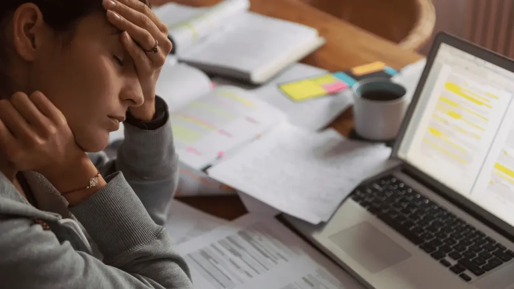 Pessoa exausta com possível síndrome de burnout
