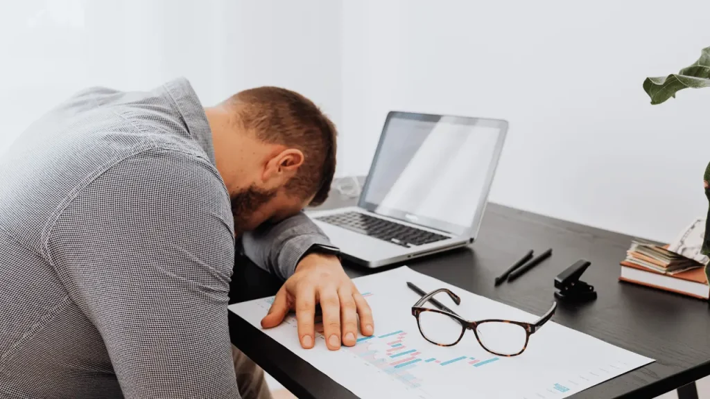 Pessoa exausta com possível síndrome de burnout