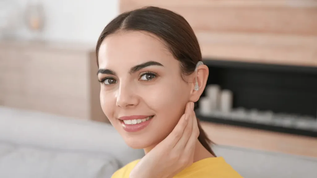 Mulher com aparelho auditivo
