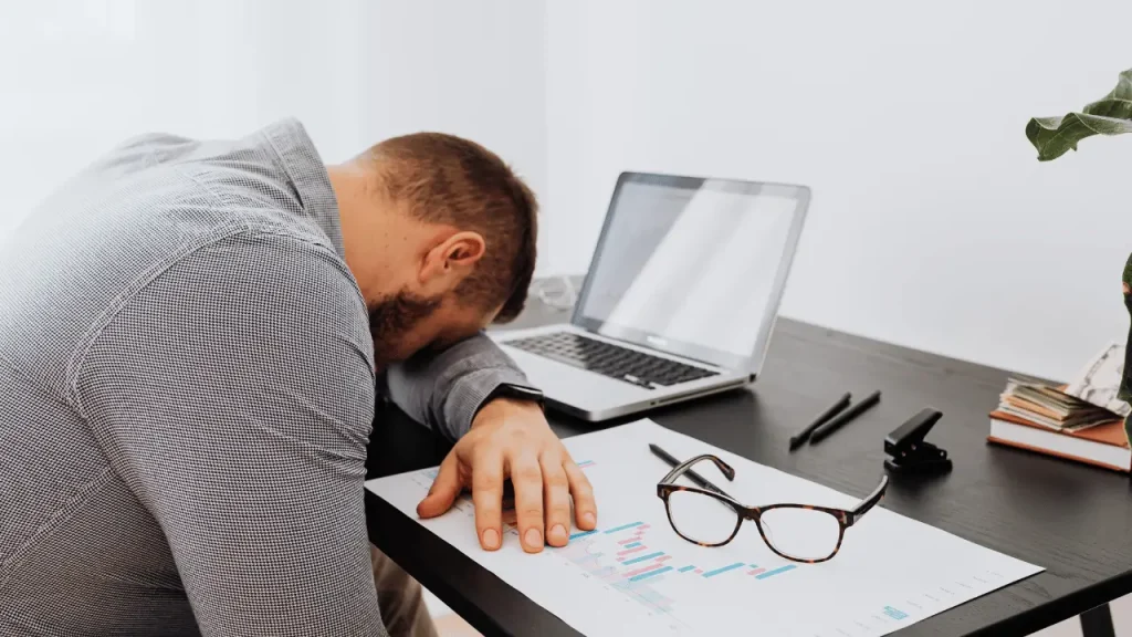 5 direitos que um trabalhador com síndrome de Burnout tem Homem com burnout