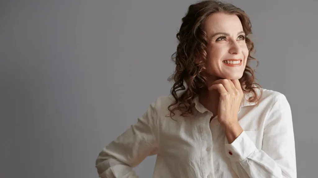 Como se aposentar mais cedo? Tudo o que você precisa saber! Mulher de meia idade