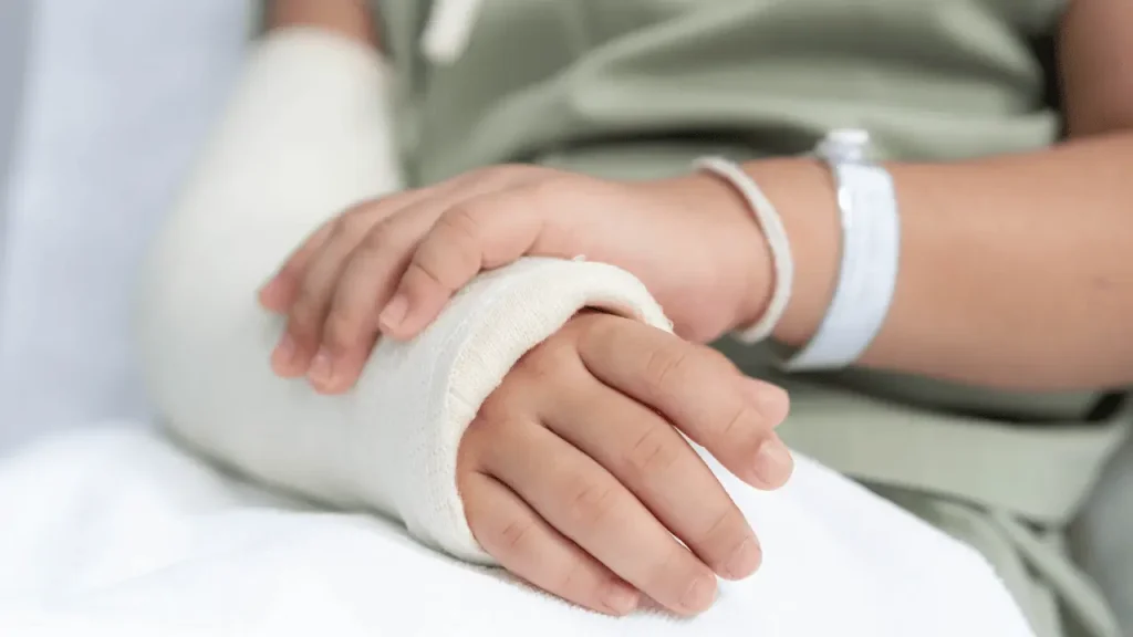 Pessoa com o braço enfaixado