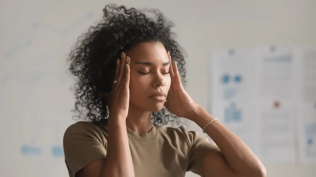 Pressão psicológica para pedir demissão: entenda seus direitos Mulher sendo pressionada no trabalho