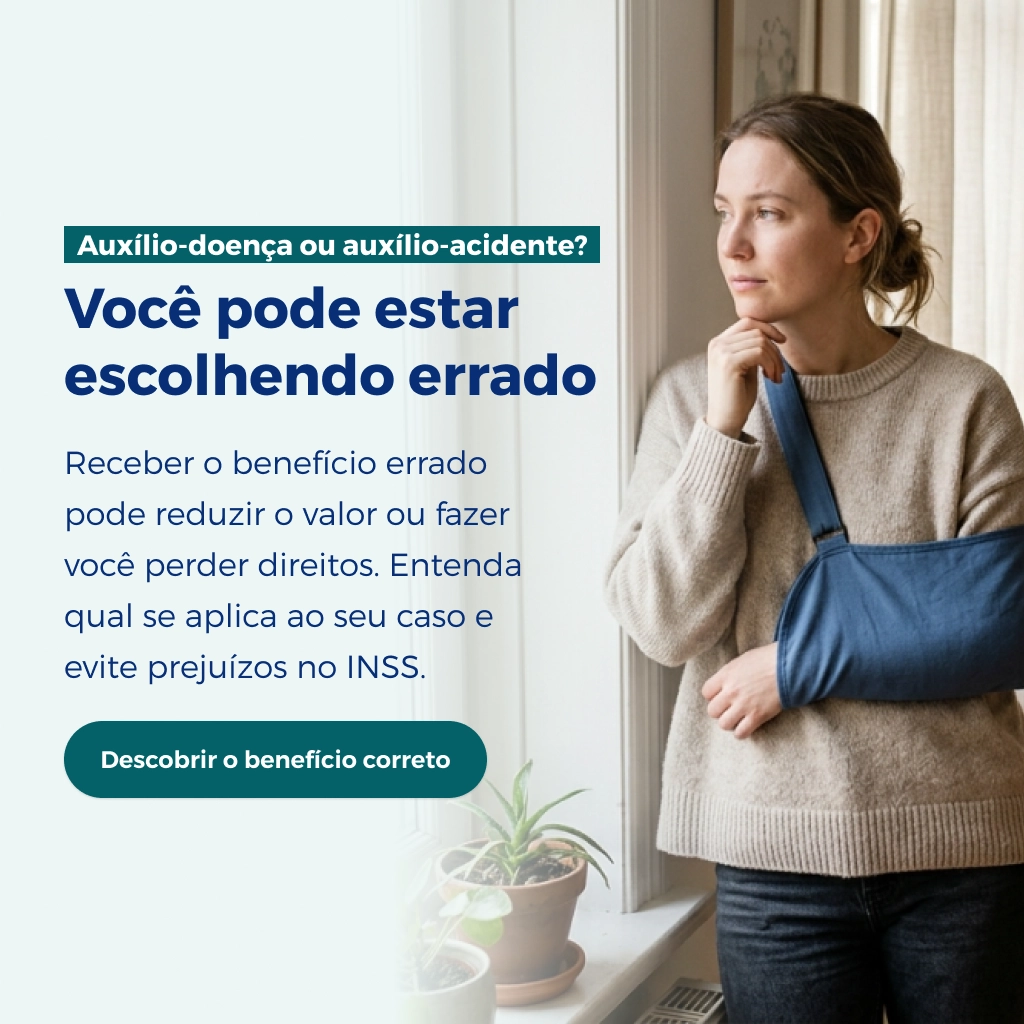 Auxílio-acidente e auxílio-doença: diferenças e regras Mulher com tipoia no braço em casa com a mão no queixo pensando se deve solicitar o auxílio-doença ou auxílio-acidente