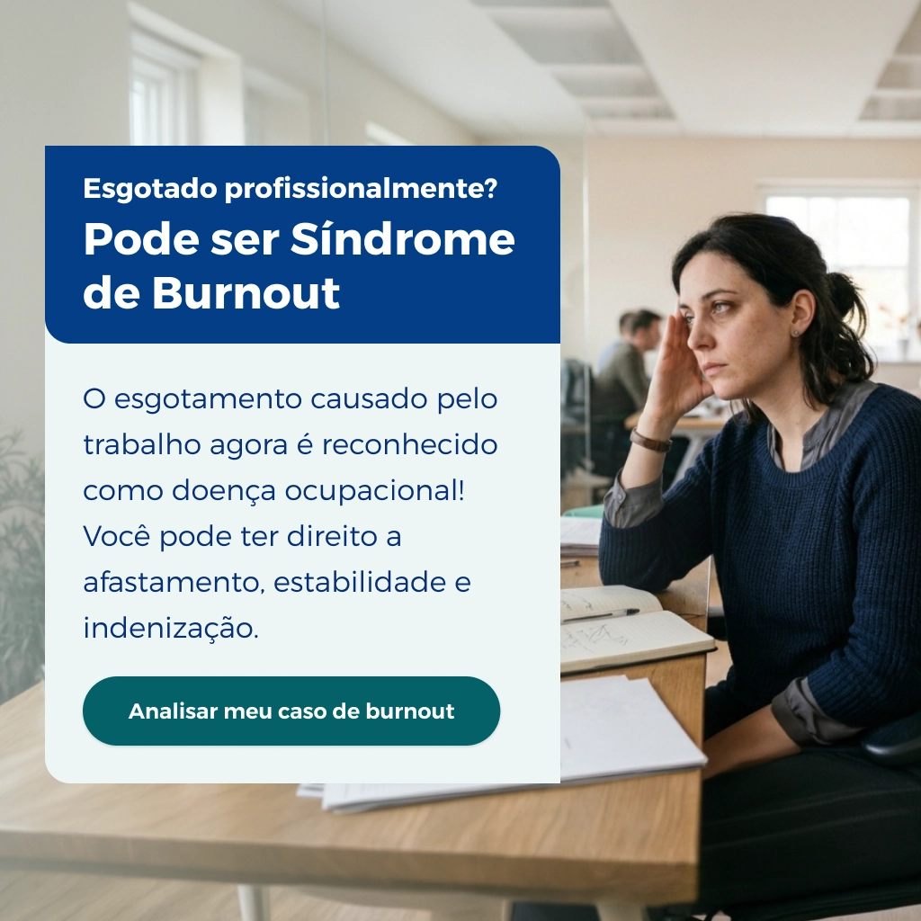 Ansiedade no trabalho é doença ocupacional? Entenda Mulher com olheiras apoiando a mão na cabeça e esgotada no trabalho com sintomas de síndrome de burnout