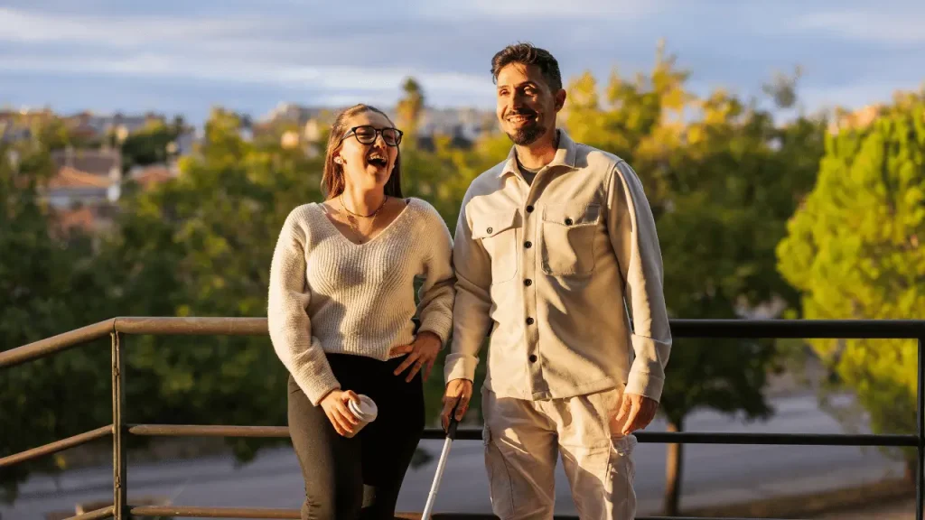 Aposentadoria por deficiência visual entra como PCD? Entenda Mulher e homem com deificiência visual sorrindo.