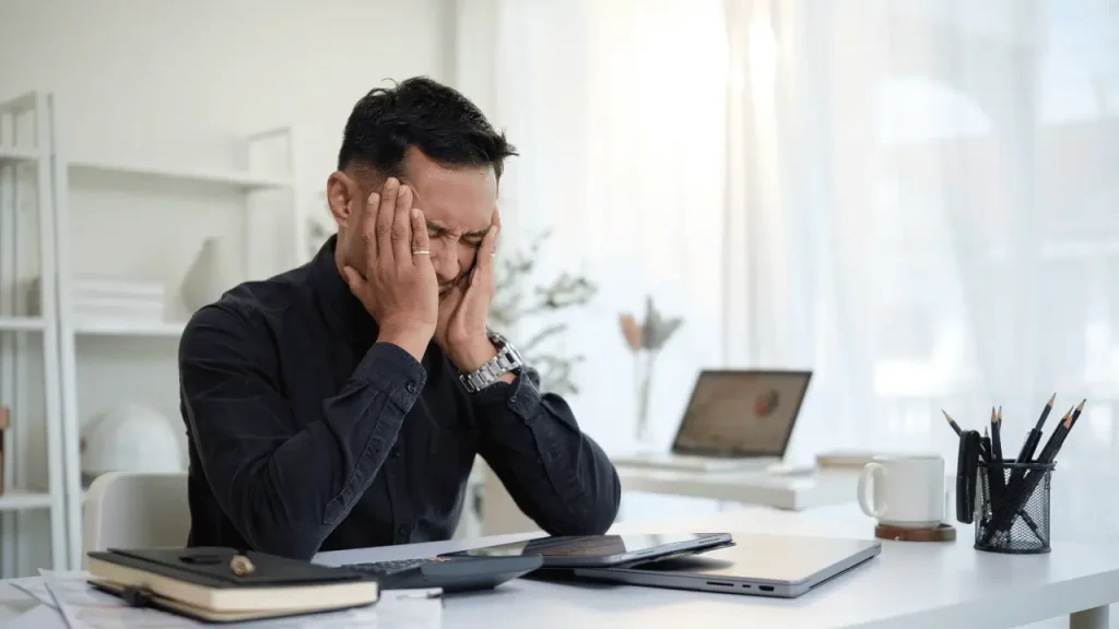 Burnout no trabalho: quando gera auxílio-doença pelo INSS Homem com burnout