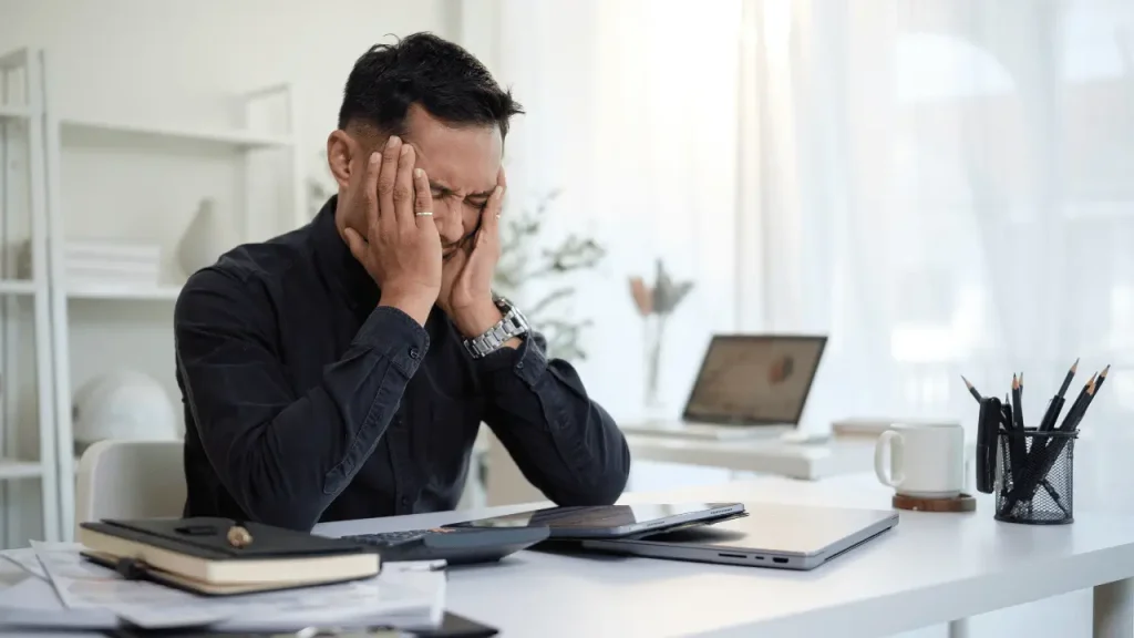 Ansiedade no trabalho é doença ocupacional? Entenda Homem com ansiedade no trabalho