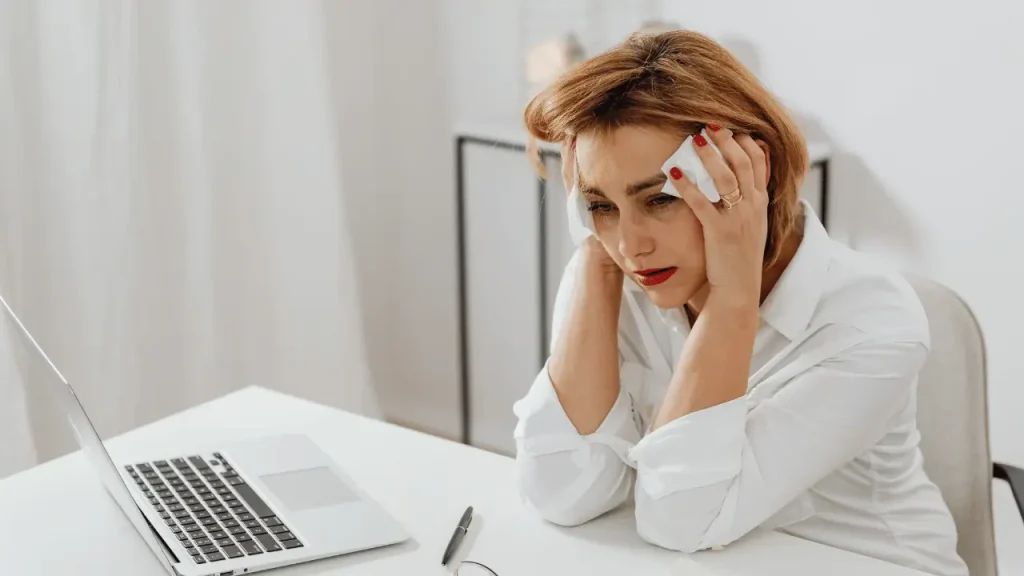 Mulher com ansiedade no trabalho