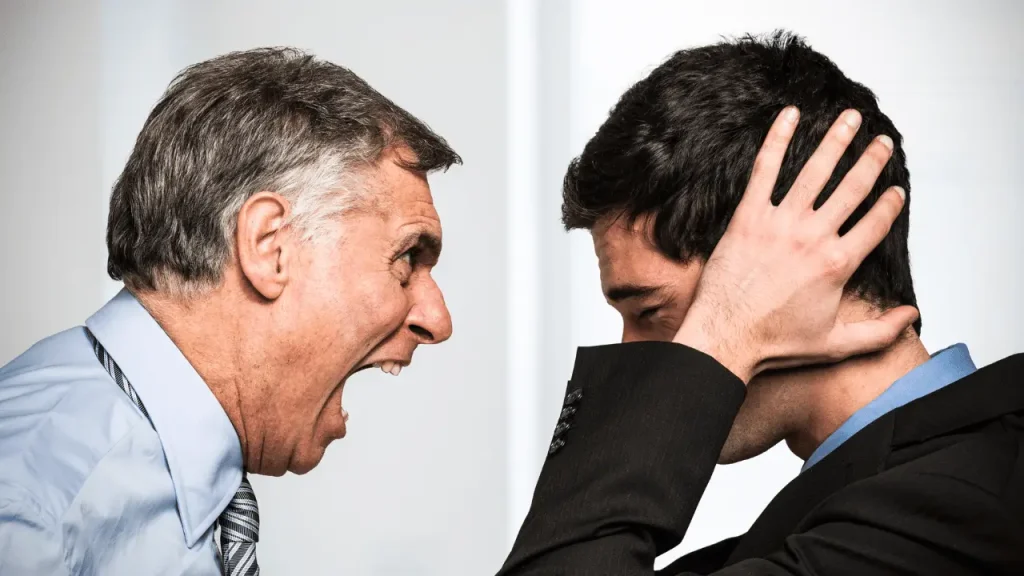 Chefe gritando com funcionário