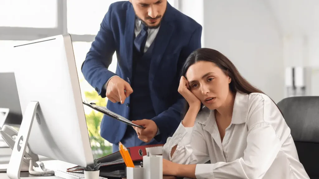 O que é a NR-1? Entenda impacto na saúde mental no trabalho Chefe sendo agressivo com funcionária
