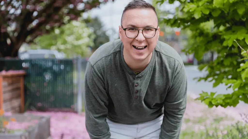Aposentadoria por autismo em adulto é direito PCD? Conheça regras! Homem com espectro autista