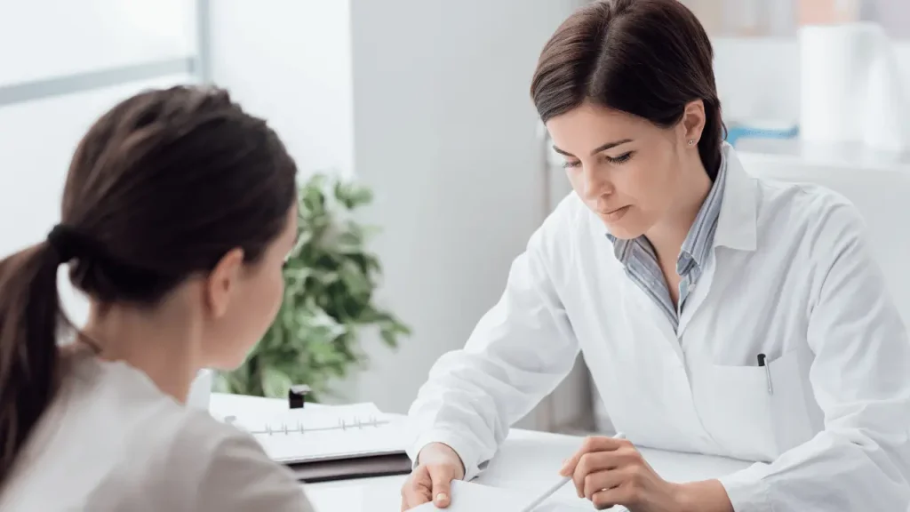 Médica dando diagnóstico