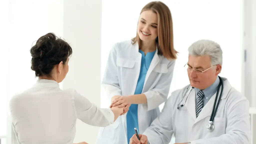 Leucemia mieloide aguda: existe relação com o trabalho? Médicos dando diagnóstico
