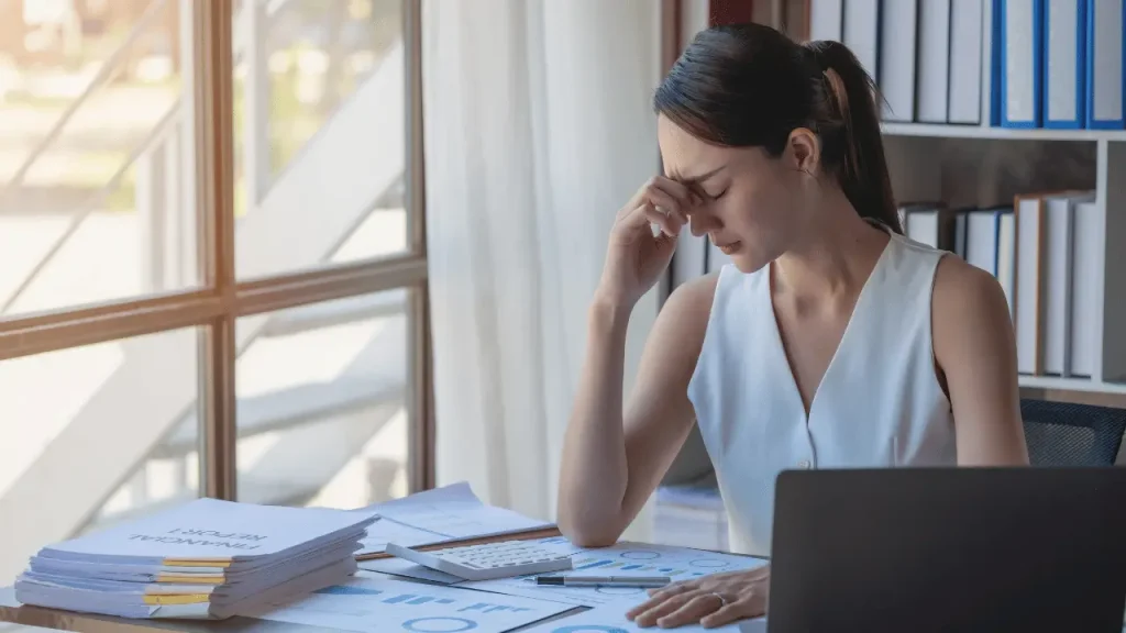Saúde no trabalho: Impactos e direitos ao enfrentar burnout Mulher com burnout