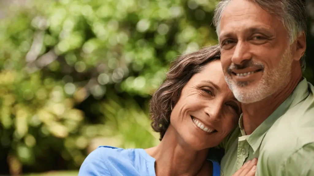 Aposentado PcD pode continuar trabalhando? Entenda as regras Casal de meia idade