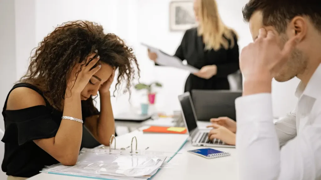 mulher e homem estressados no trabalho