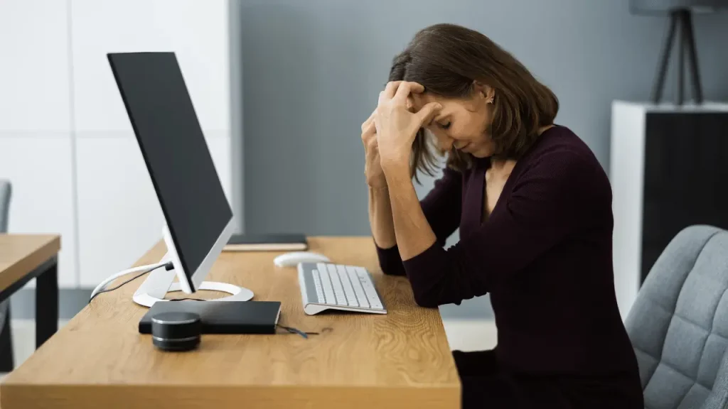 CID F43 dá afastamento? Entenda a relação com o trabalho Mulher estressada no trabalho