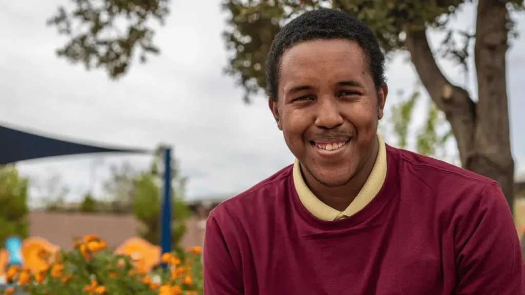 Deficiência intelectual: quem tem direito à aposentadoria PcD no INSS? Homem sorrindo