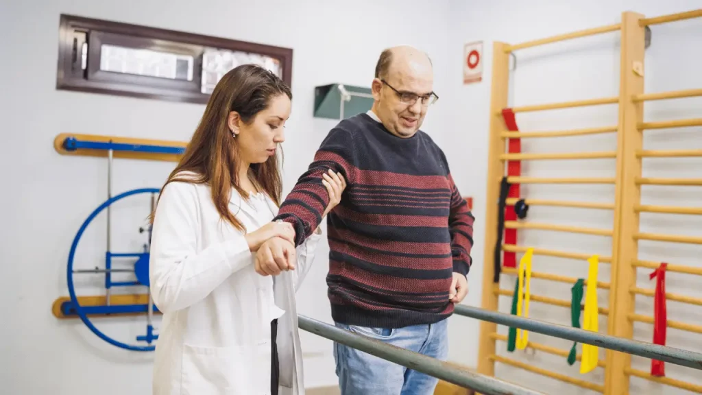Quem passou por reabilitação profissional pode se aposentar? Homem se reabilitando.