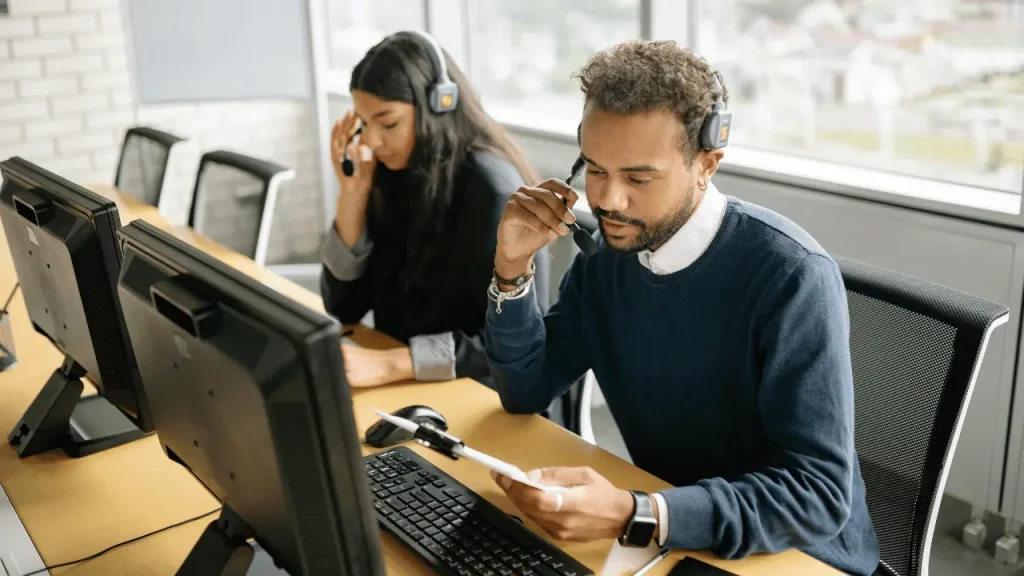 Homem e mulher em call center.